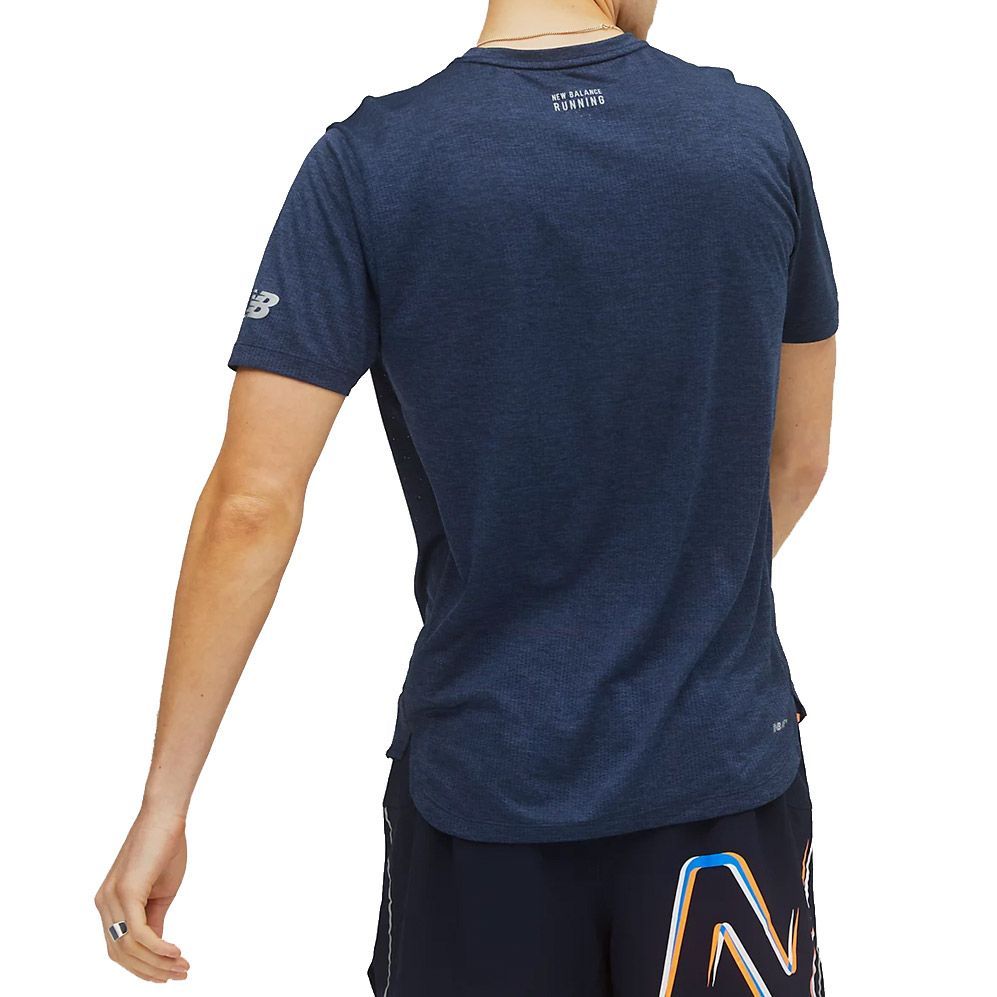 New Balance Synthetisch Graphic Impact Run Short Sleeve in het Blauw voor heren Heren Kleding voor voor Shorts voor Casual shorts 